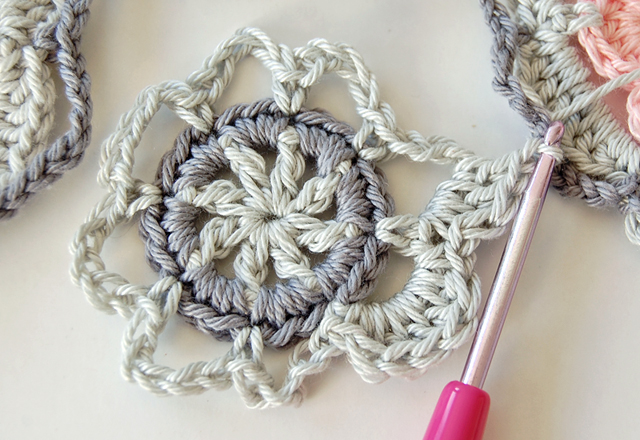 Beautiful crochet flowery motif free step by step photo tutorial