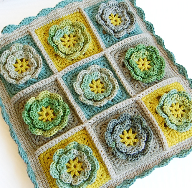 Crochet flowery bag