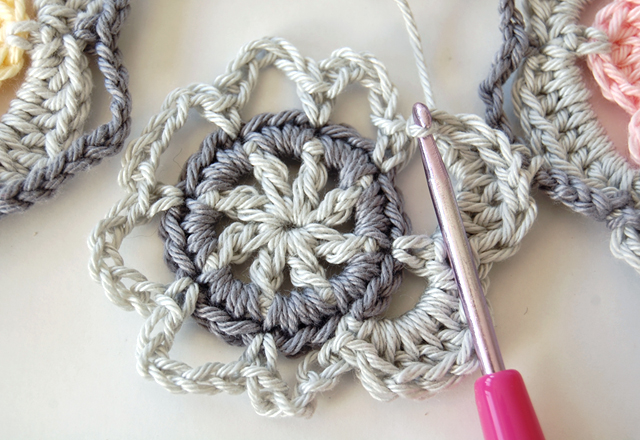 Dadas place crochet flower free tutorial