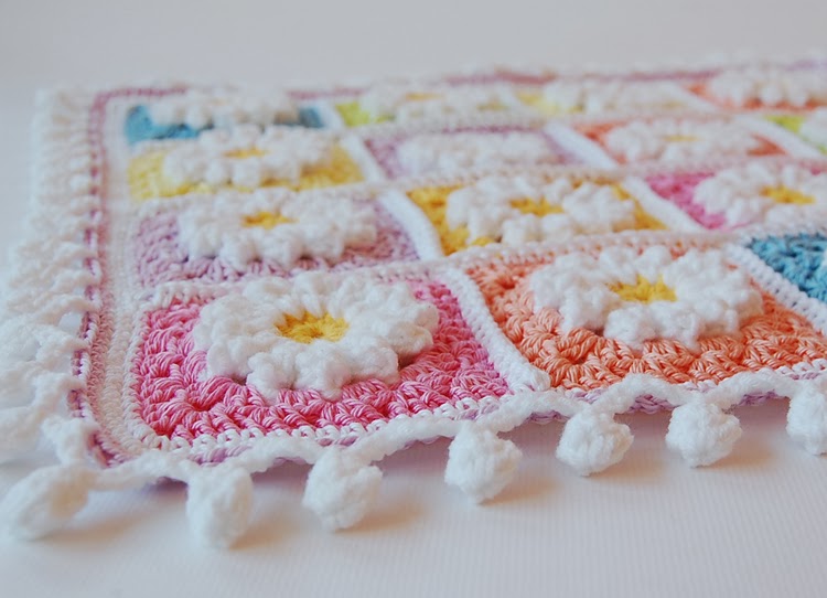 Daisy granny square pom pom edge free pattern