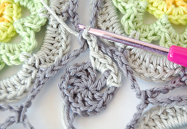 Flowery crochet motif free pattern