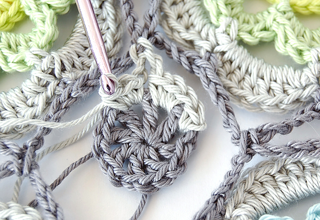 Flowery crochet motif free photo tutorial