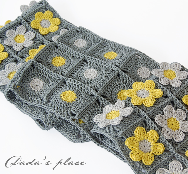 Flowery crochet scarf pattern