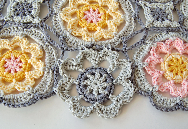 Free crochet flower tutorial for beginners