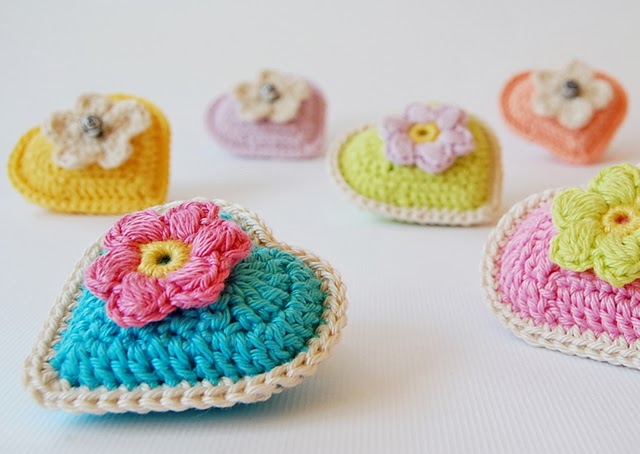 Little crochet hearts free pattern