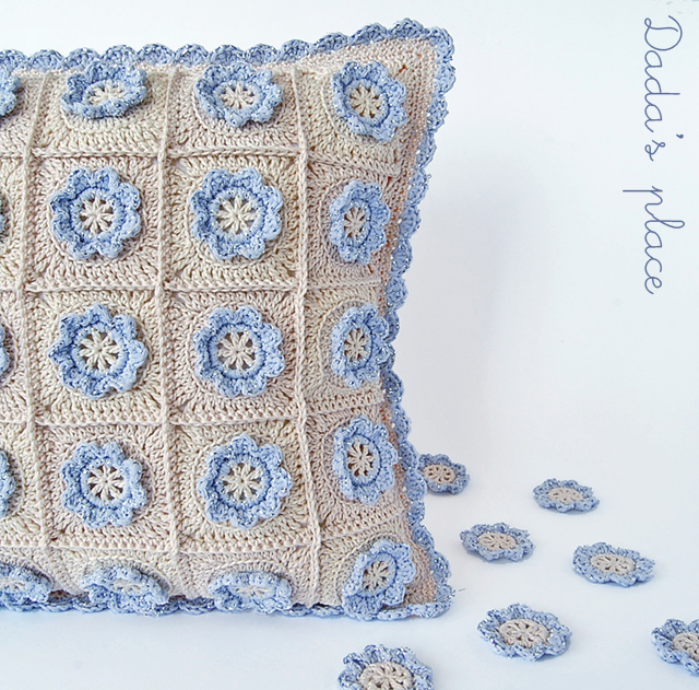 Little flower crochet pillow