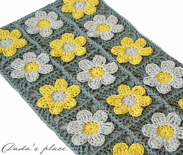 Little flowers crochet scarf pattern